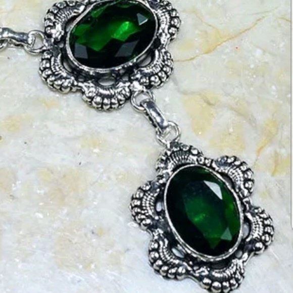 HANDCRAFTER GREEN QUARTZ NECKLACE - Picture 2 of 3